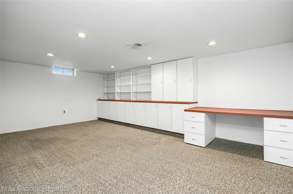 28977 Lake Park Dr. Drive Farmington Hills City MI 48331