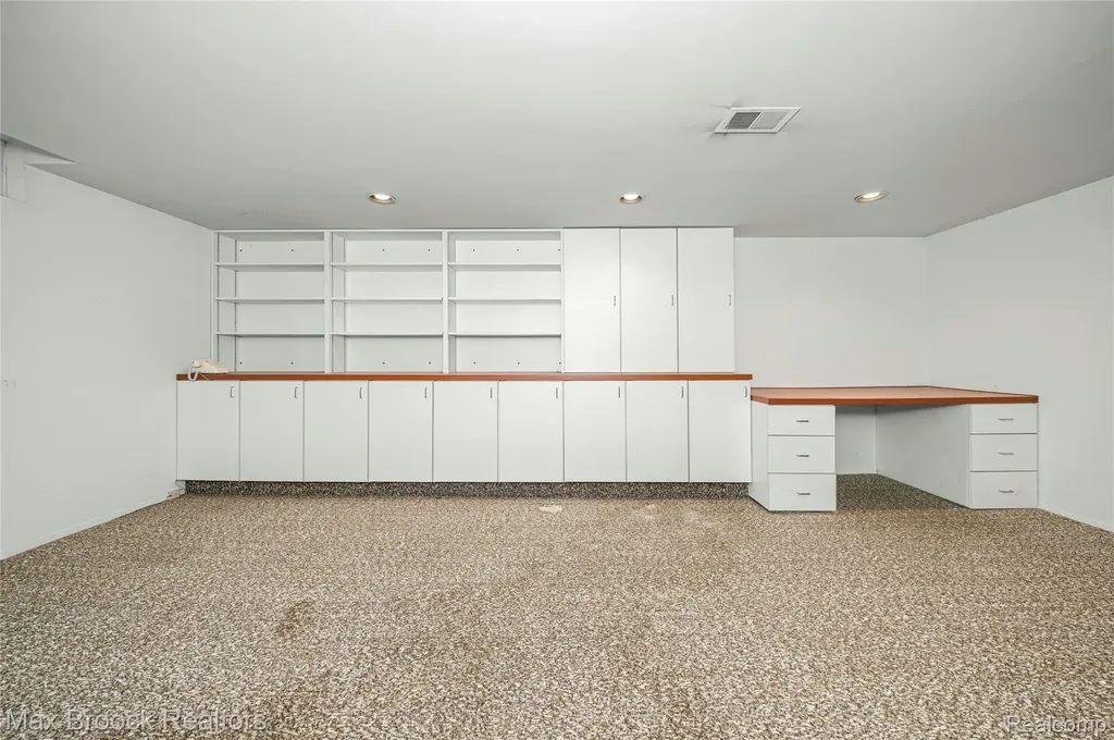 28977 Lake Park Dr. Drive Farmington Hills City MI 48331