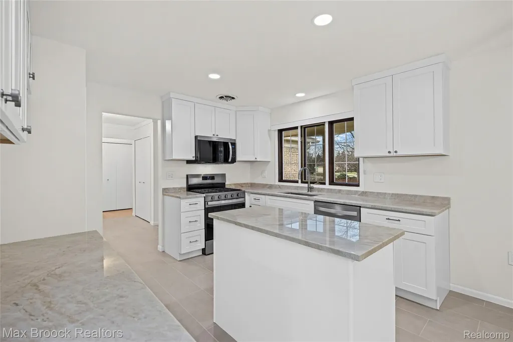 28977 Lake Park Dr. Drive Farmington Hills City MI 48331
