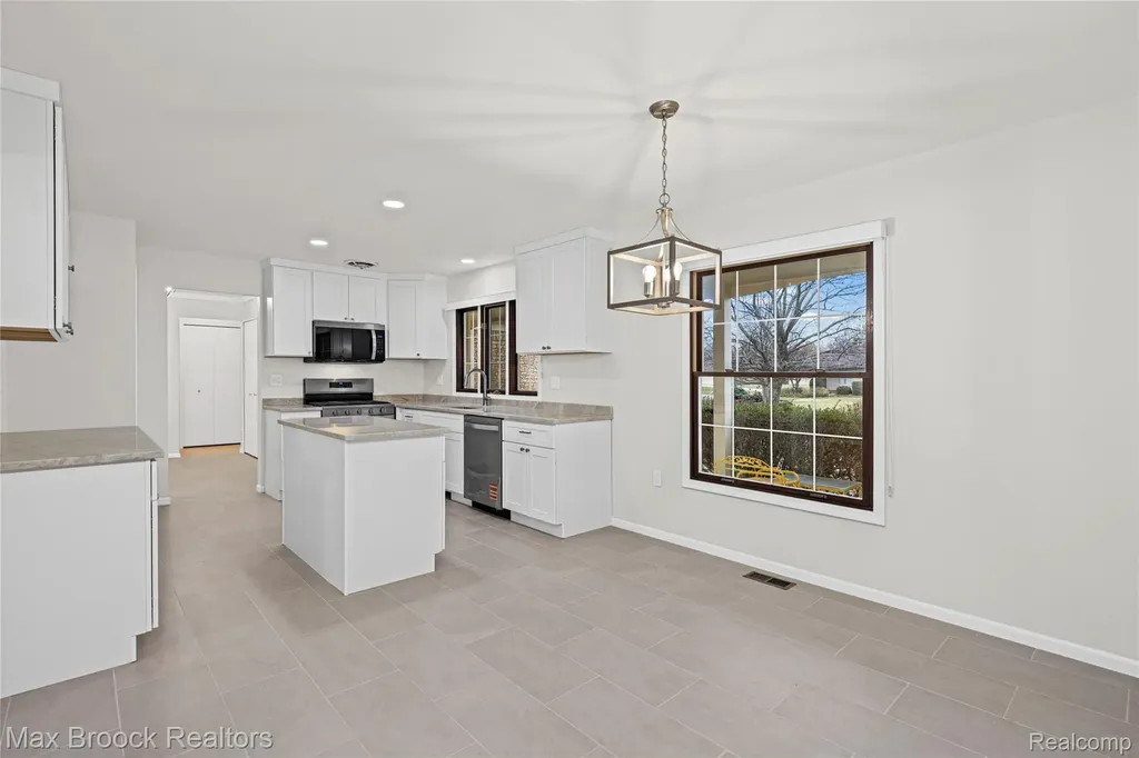 28977 Lake Park Dr. Drive Farmington Hills City MI 48331
