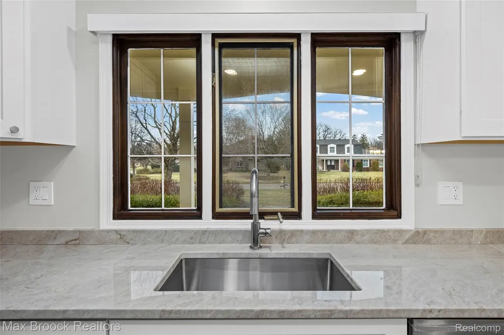 28977 Lake Park Dr. Drive Farmington Hills City MI 48331