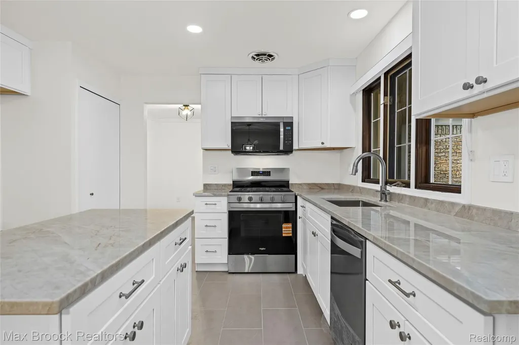 28977 Lake Park Dr. Drive Farmington Hills City MI 48331