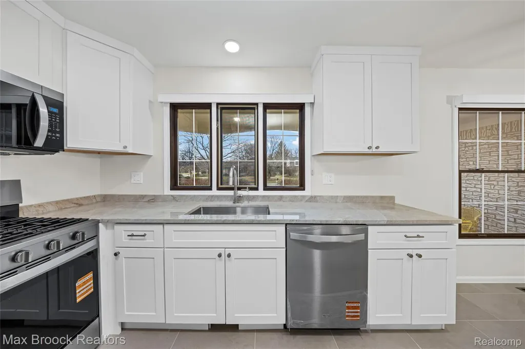 28977 Lake Park Dr. Drive Farmington Hills City MI 48331