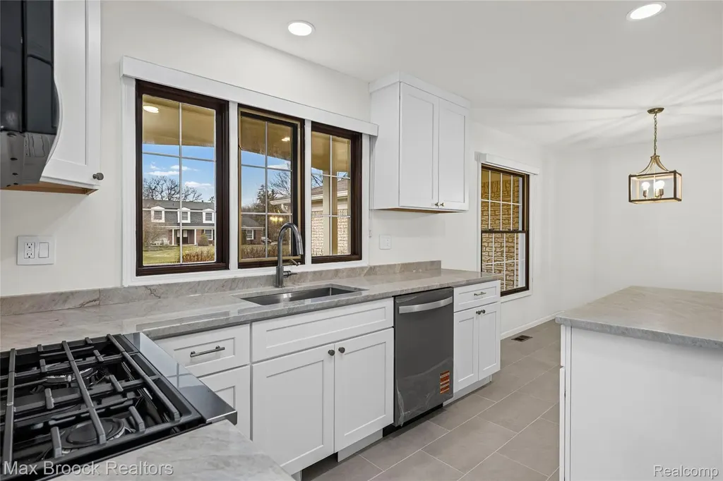 28977 Lake Park Dr. Drive Farmington Hills City MI 48331