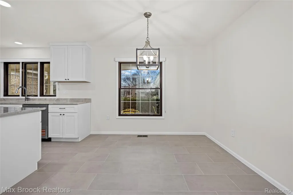 28977 Lake Park Dr. Drive Farmington Hills City MI 48331