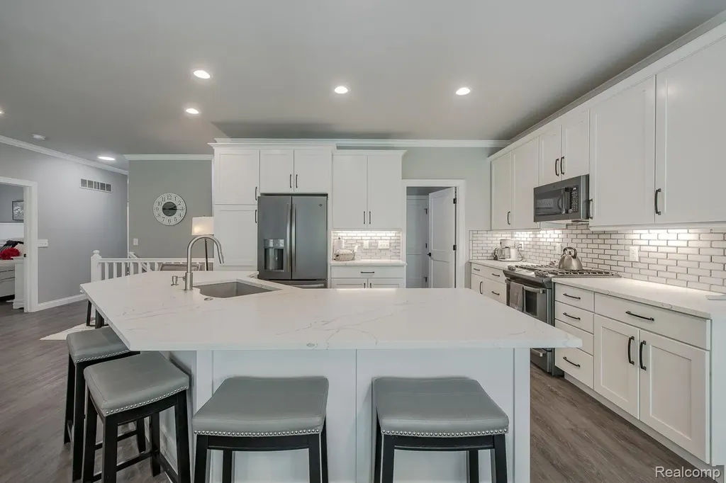 7466 Village Court Springfield Charter Township MI 48350