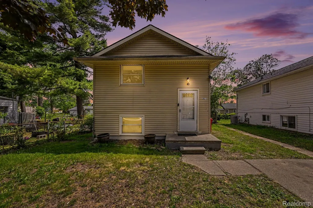 20215 Westhampton Avenue Southfield City MI 48075