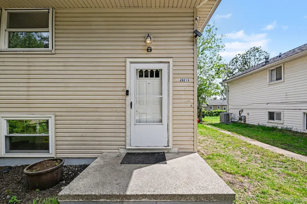 20215 Westhampton Avenue Southfield City MI 48075