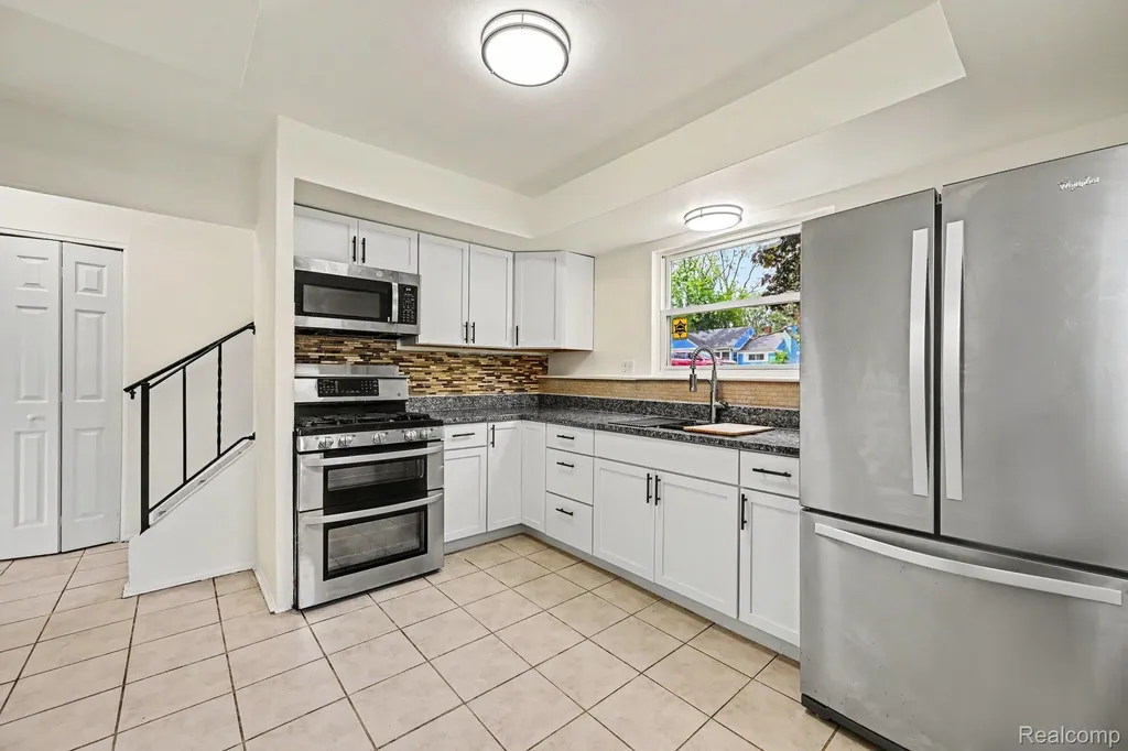 20215 Westhampton Avenue Southfield City MI 48075