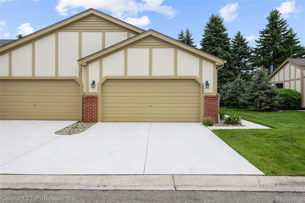18344 Greenmeadow Drive Clinton Charter Township MI 48038