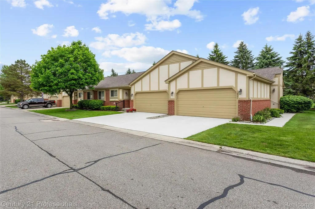18344 Greenmeadow Drive Clinton Charter Township MI 48038