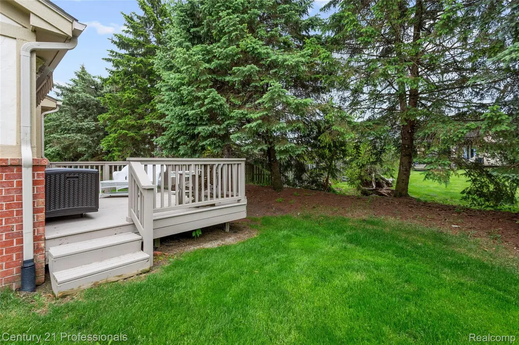 18344 Greenmeadow Drive Clinton Charter Township MI 48038