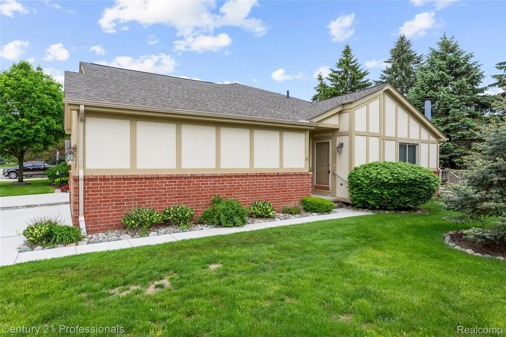 18344 Greenmeadow Drive Clinton Charter Township MI 48038