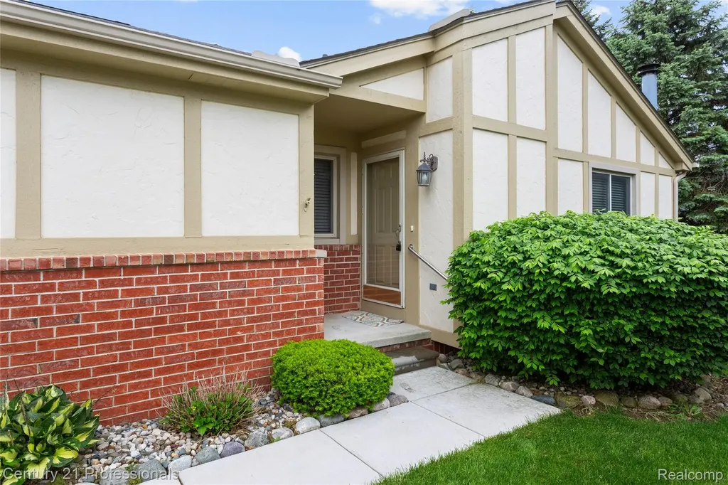 18344 Greenmeadow Drive Clinton Charter Township MI 48038