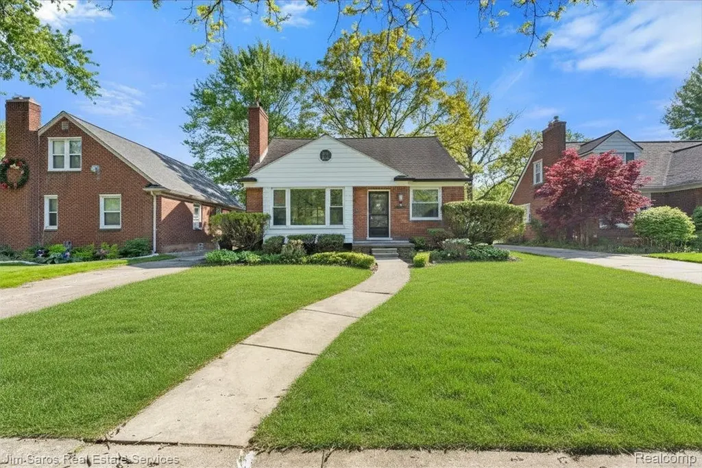 21252 Huntington Avenue Harper Woods City MI 48225