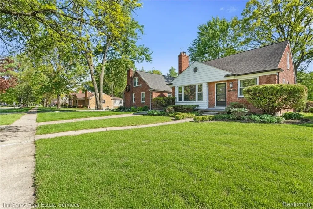 21252 Huntington Avenue Harper Woods City MI 48225
