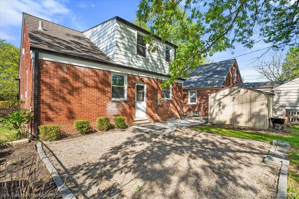 21252 Huntington Avenue Harper Woods City MI 48225