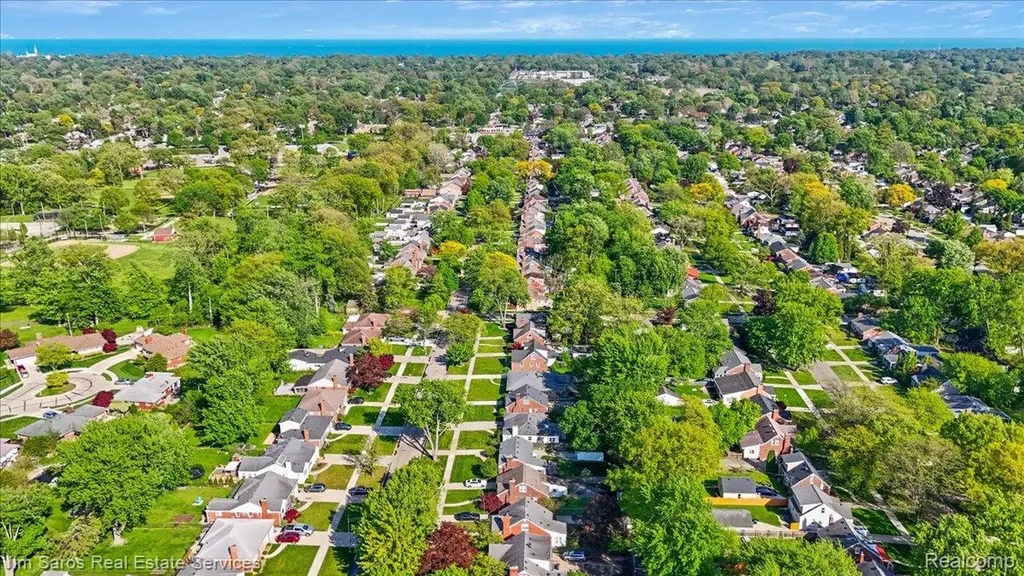 21252 Huntington Avenue Harper Woods City MI 48225