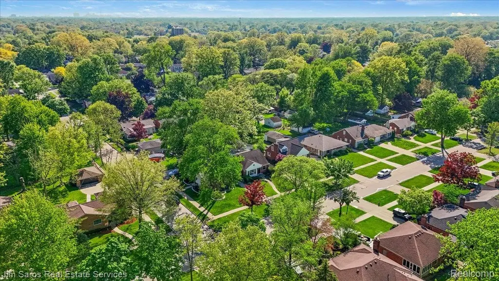 21252 Huntington Avenue Harper Woods City MI 48225