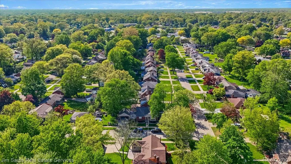 21252 Huntington Avenue Harper Woods City MI 48225