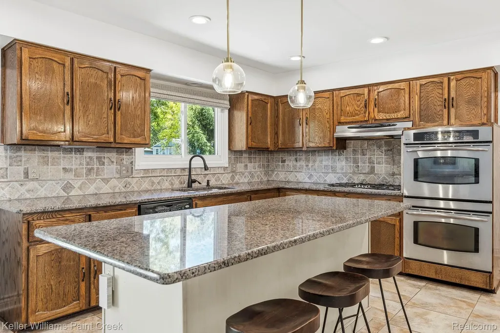 1675 Kilburn Road N Rochester Hills City MI 48306