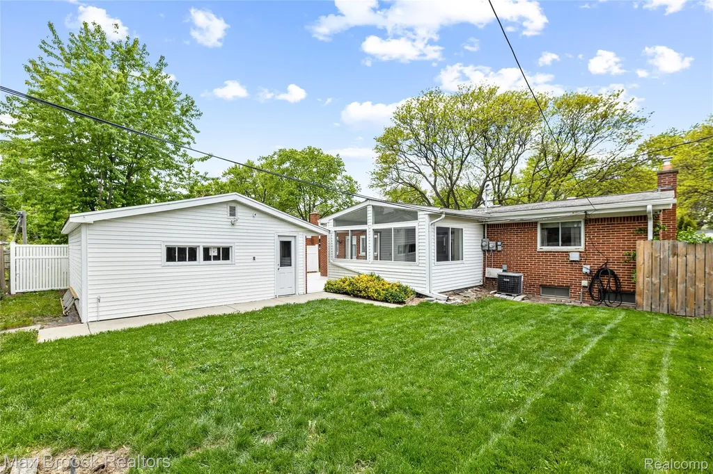 260 Lyons Drive Troy City MI 48083
