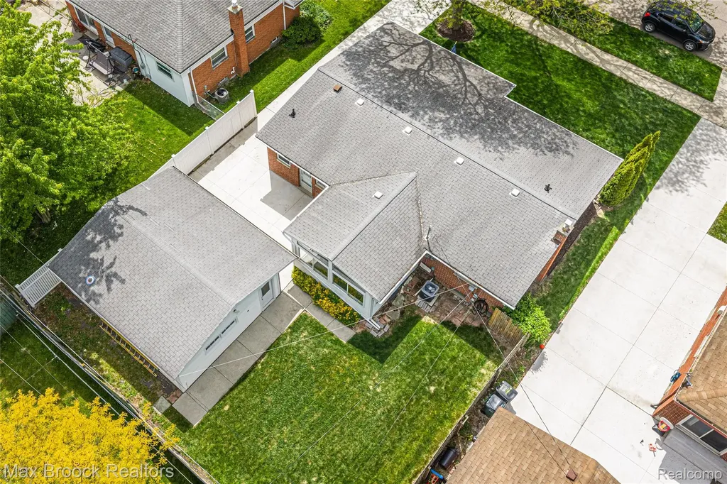 260 Lyons Drive Troy City MI 48083