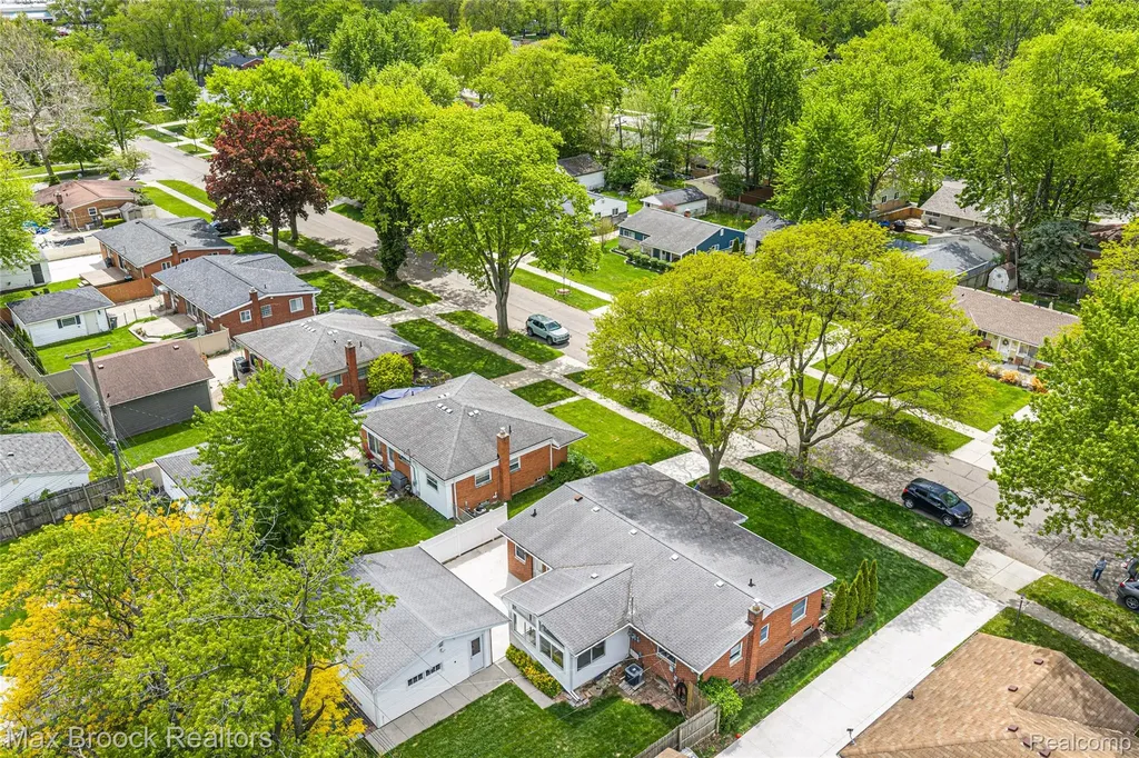 260 Lyons Drive Troy City MI 48083