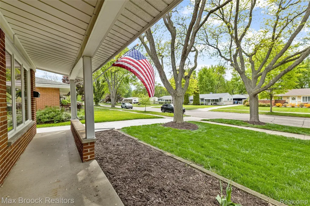 260 Lyons Drive Troy City MI 48083