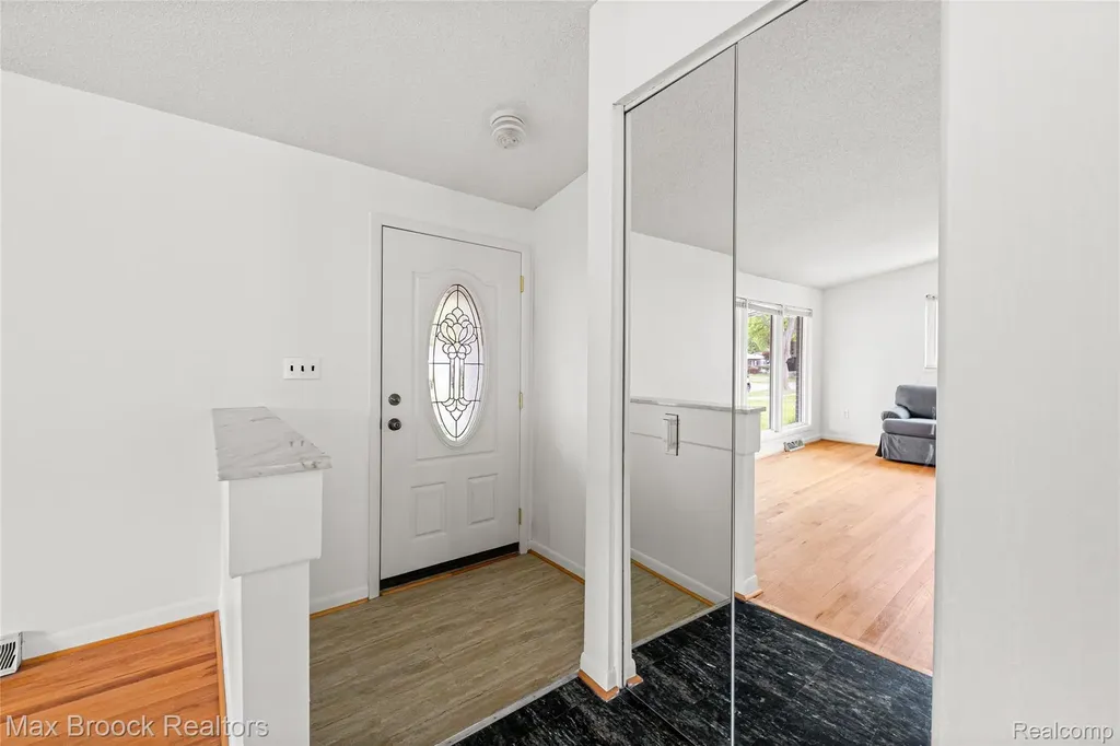 260 Lyons Drive Troy City MI 48083