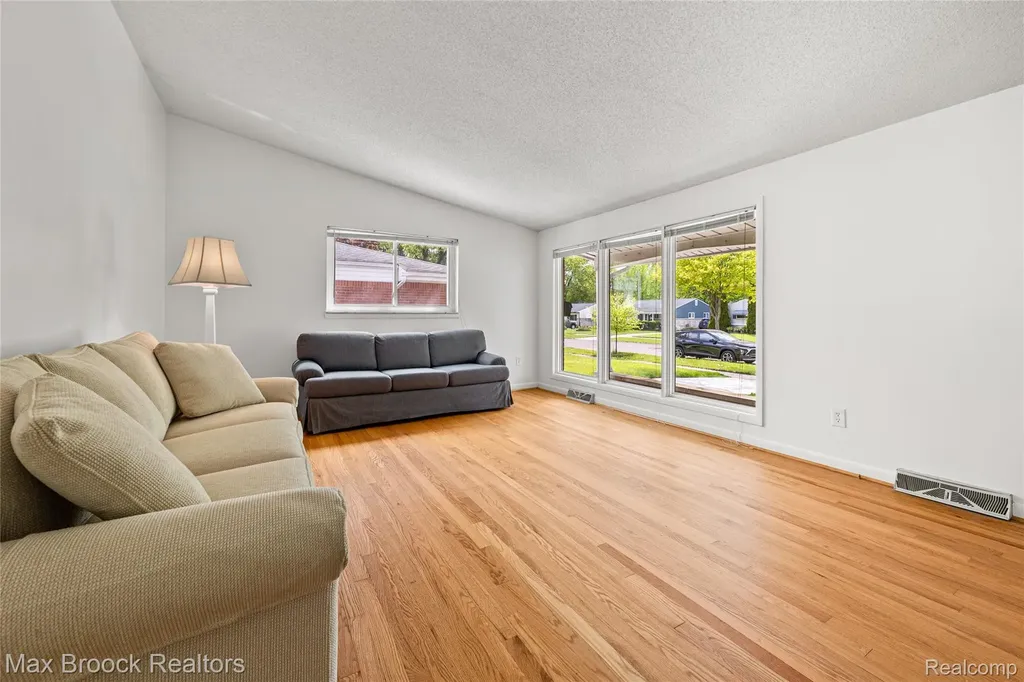 260 Lyons Drive Troy City MI 48083