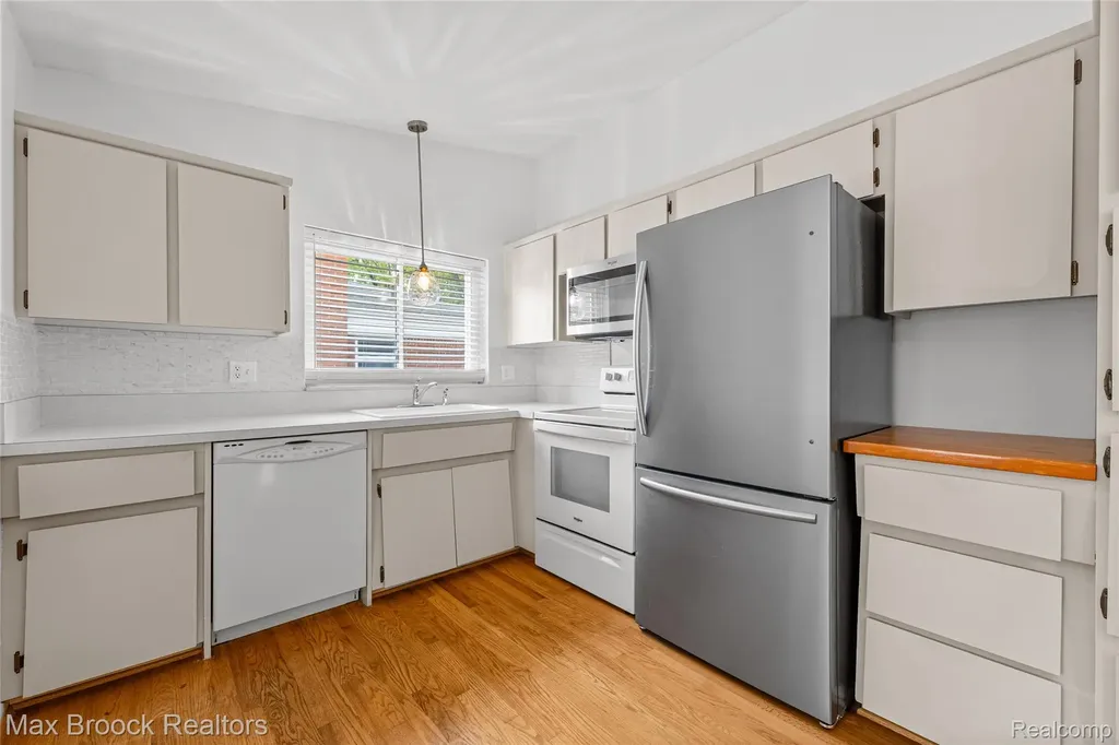 260 Lyons Drive Troy City MI 48083