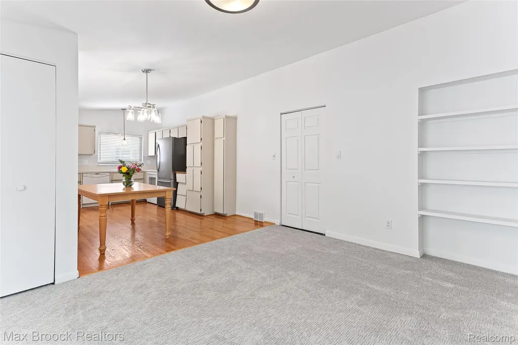 260 Lyons Drive Troy City MI 48083