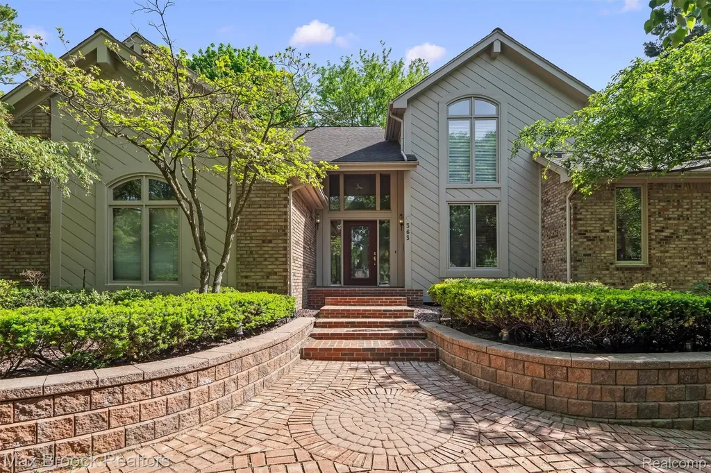 363 Sycamore Court Bloomfield Charter Township MI 48302