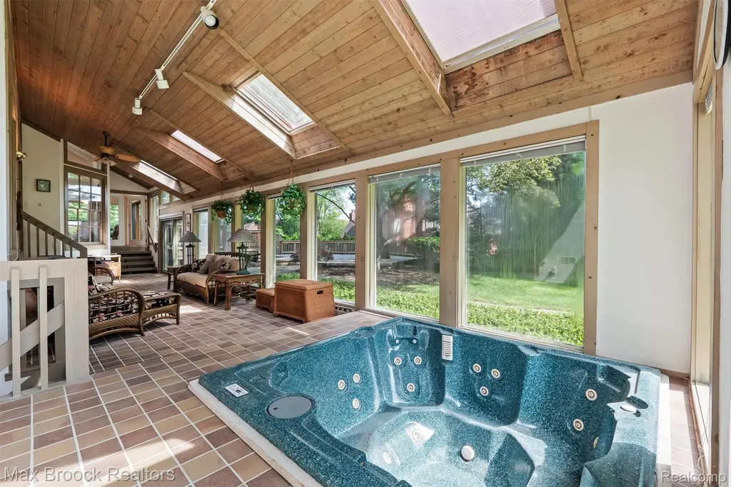 363 Sycamore Court Bloomfield Charter Township MI 48302
