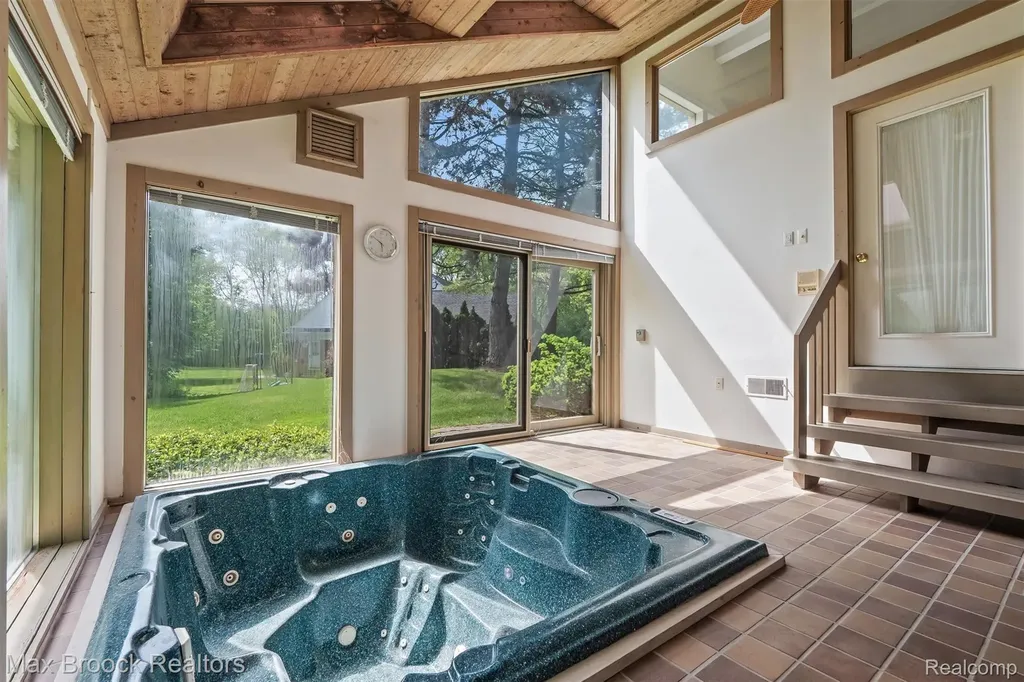 363 Sycamore Court Bloomfield Charter Township MI 48302