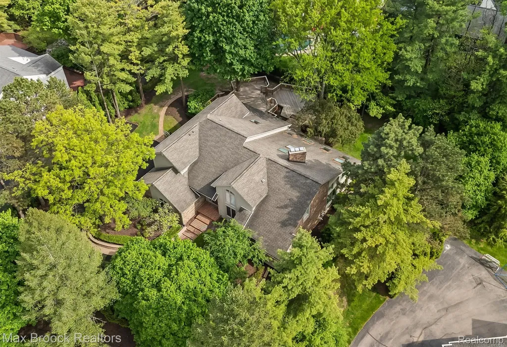 363 Sycamore Court Bloomfield Charter Township MI 48302