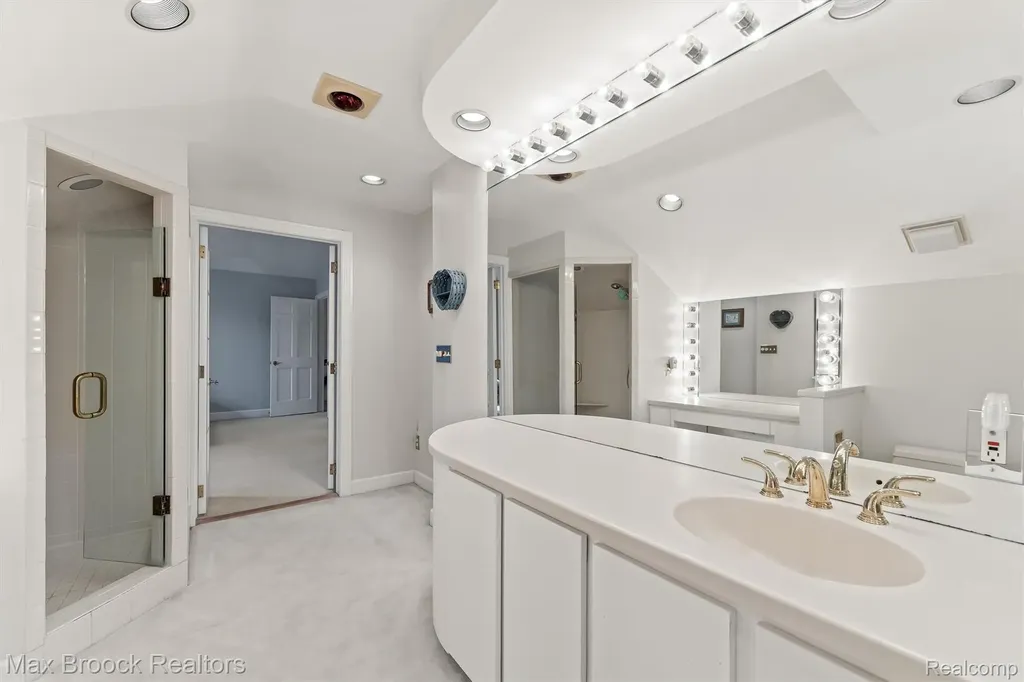 363 Sycamore Court Bloomfield Charter Township MI 48302