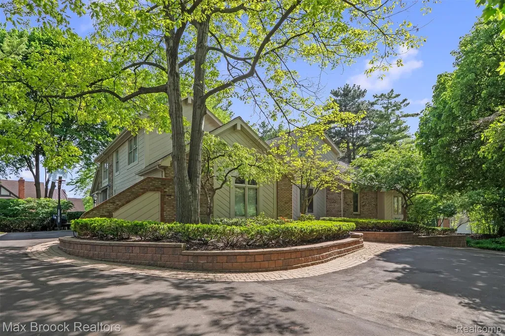 363 Sycamore Court Bloomfield Charter Township MI 48302