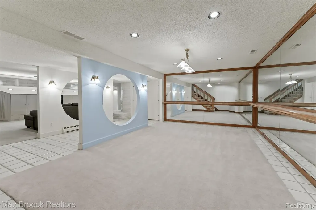 363 Sycamore Court Bloomfield Charter Township MI 48302