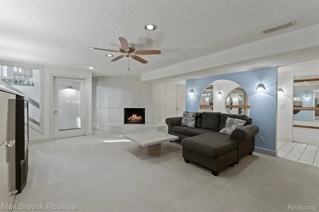 363 Sycamore Court Bloomfield Charter Township MI 48302