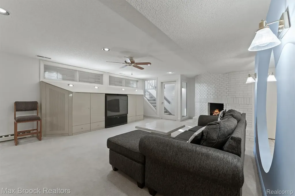 363 Sycamore Court Bloomfield Charter Township MI 48302