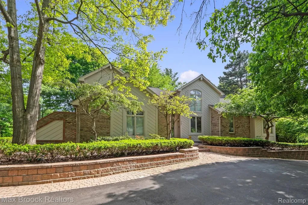 363 Sycamore Court Bloomfield Charter Township MI 48302