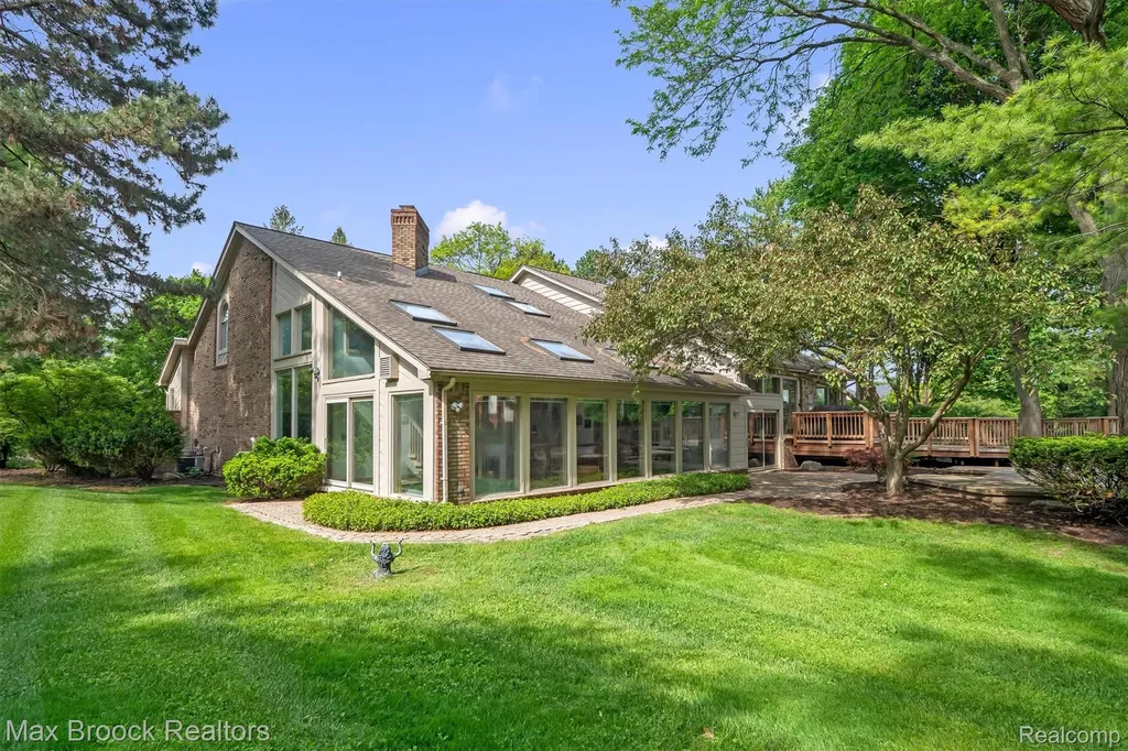 363 Sycamore Court Bloomfield Charter Township MI 48302