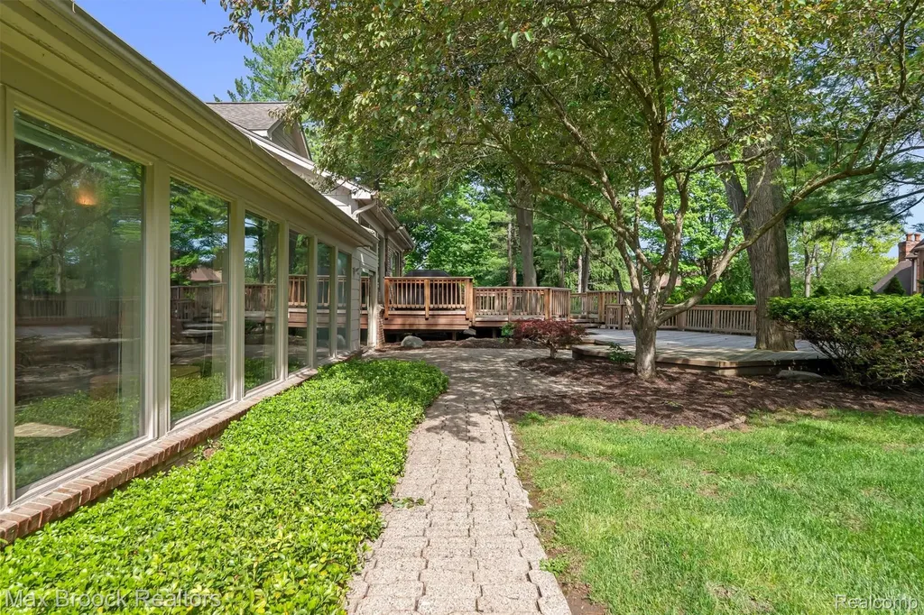 363 Sycamore Court Bloomfield Charter Township MI 48302