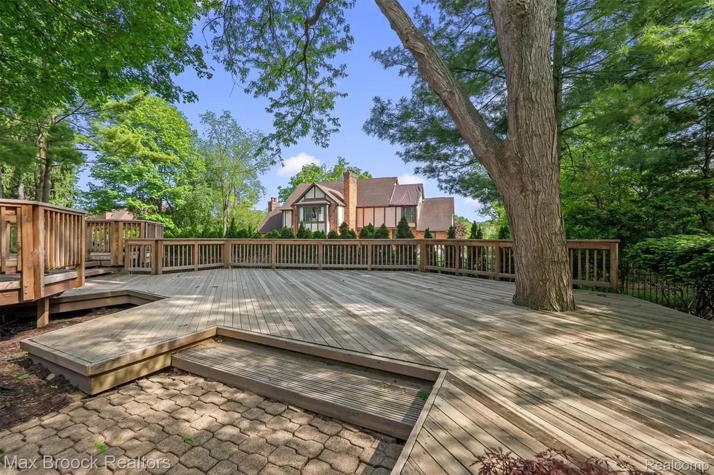363 Sycamore Court Bloomfield Charter Township MI 48302