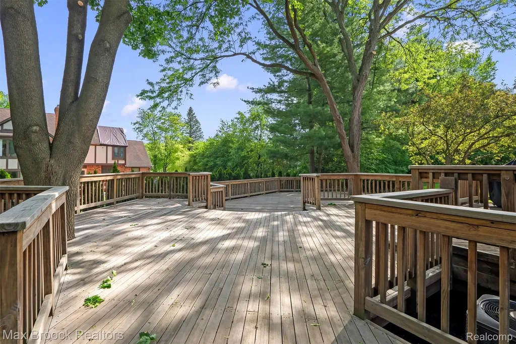 363 Sycamore Court Bloomfield Charter Township MI 48302