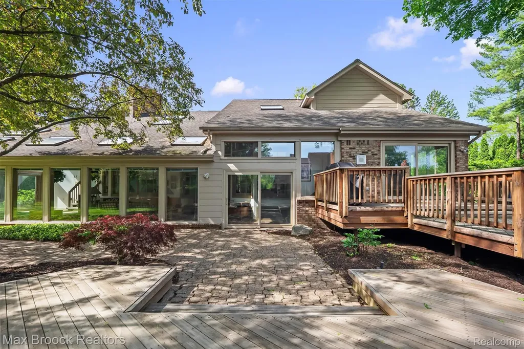 363 Sycamore Court Bloomfield Charter Township MI 48302