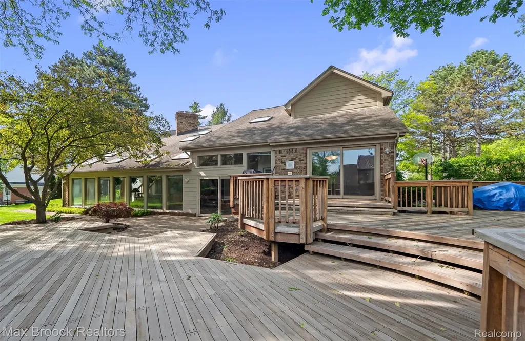 363 Sycamore Court Bloomfield Charter Township MI 48302