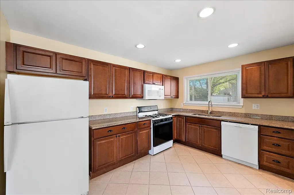 26061 Cameo Court Madison Heights City MI 48071